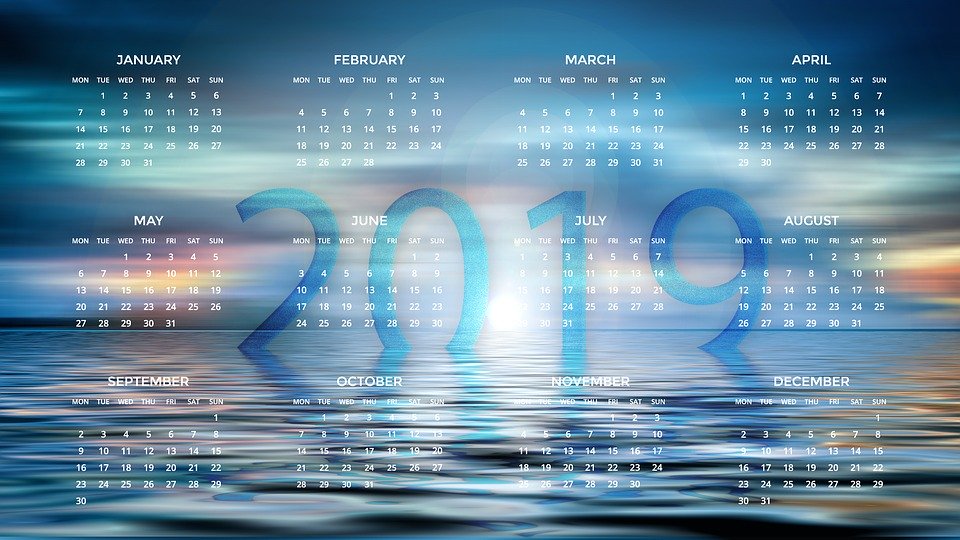 2019 calendar with a blue background and the image of the water surface